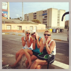 Pikene på busstasjonen