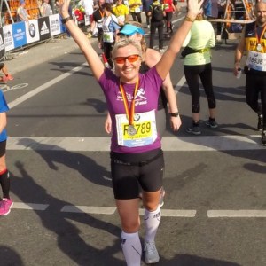 Får medaljen rundt halsen og der står min kjære mann som har løpt en time raskere enn meg.