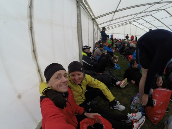 Med regn ute er det godt å vente på starten inne i teltet